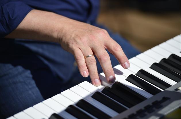 Hånd på klavertangenter